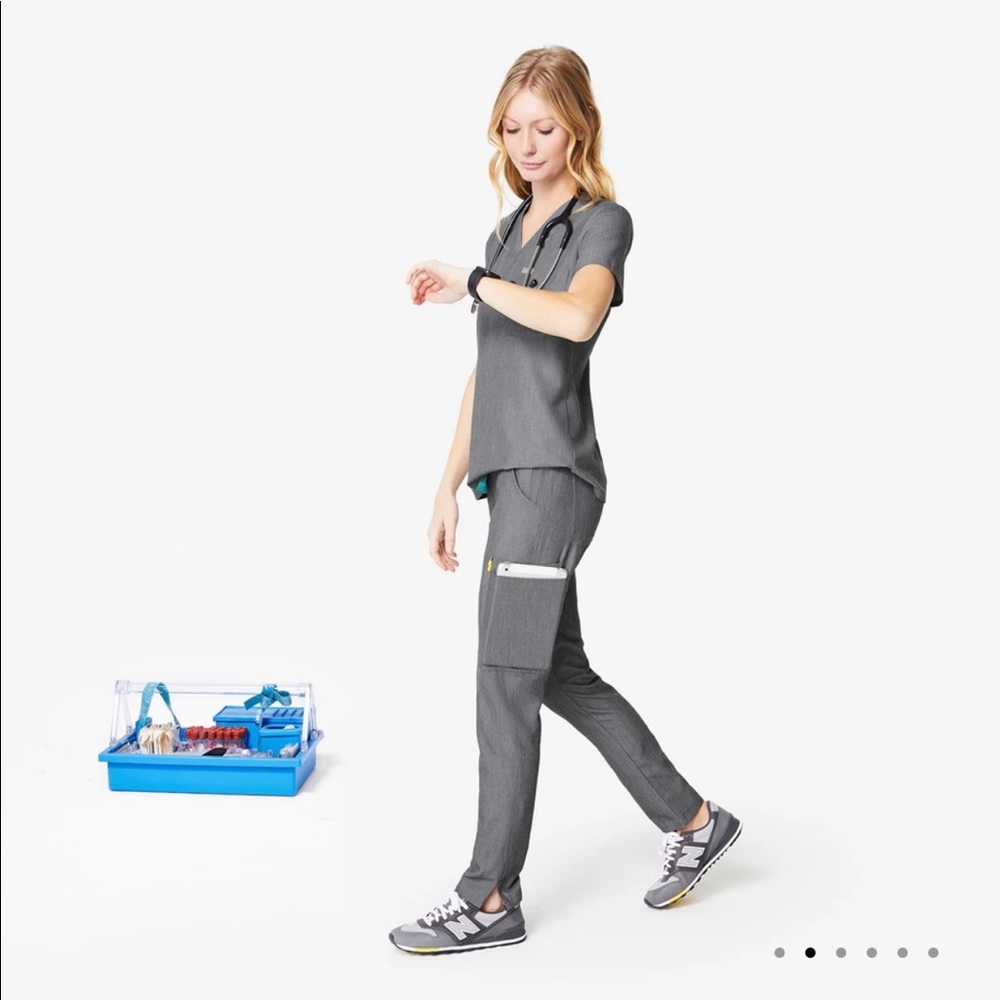 Figs Yola skinny scrub pants (graphite)
